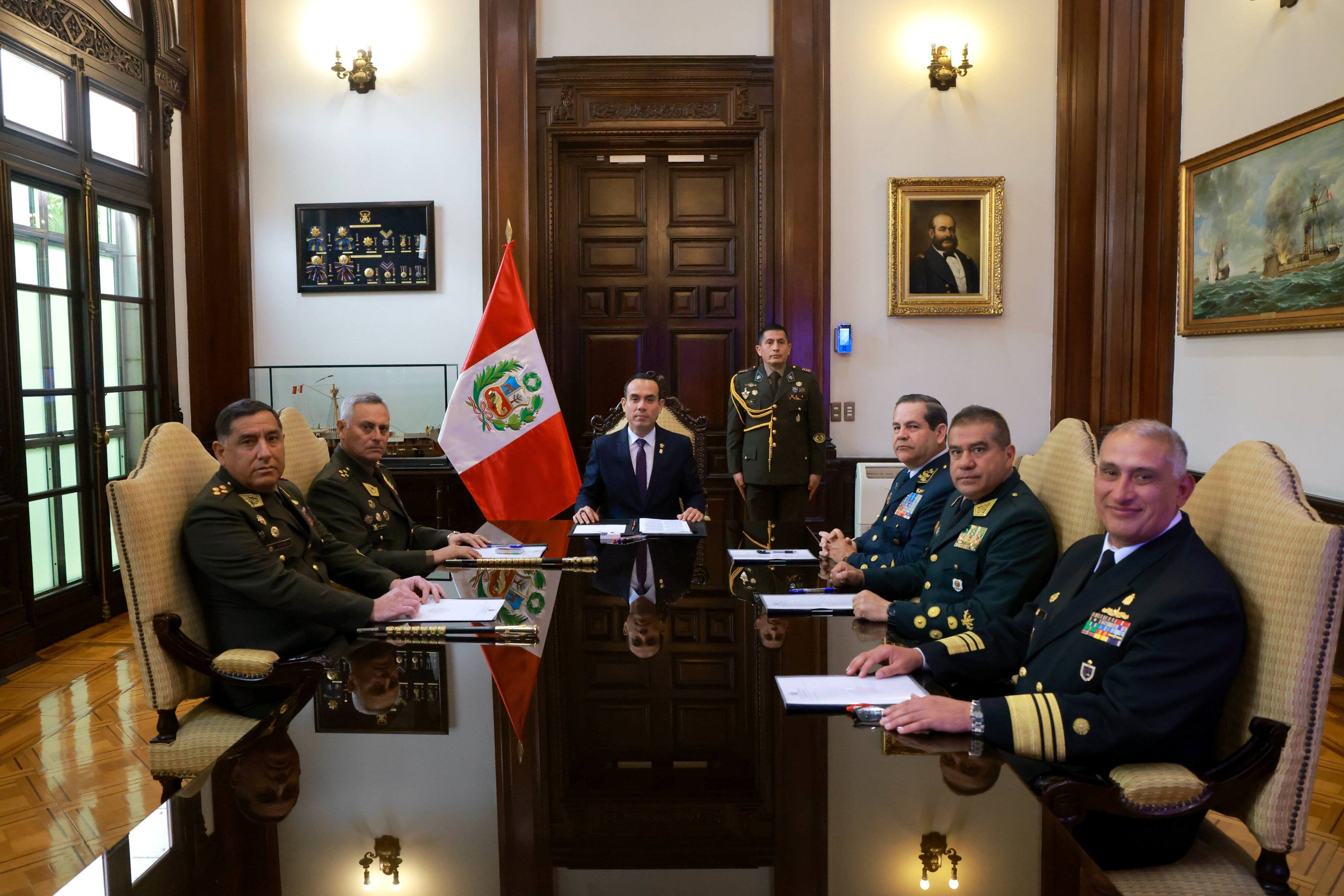 En su primera acción de Gobierno, el presidente José Jerí convocó a una reunión conjunta con los altos mandos de las Fuerzas Armadas y la Policía Nacional. - Crédito: Presidencia de la República