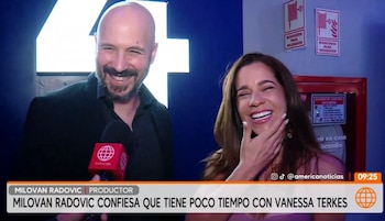 Milovan Radovic y Vanessa Terkes sonrientes ante un micrófono de prensa en un ambiente con el número cuatro iluminado al fondo