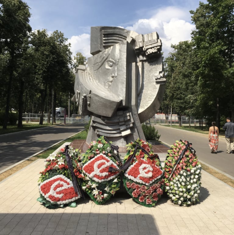El monumento oficial erigido en 1992 en las inmediaciones del Estadio Luzhnikí en memoria de los fallecidos de la tragedia de 1982