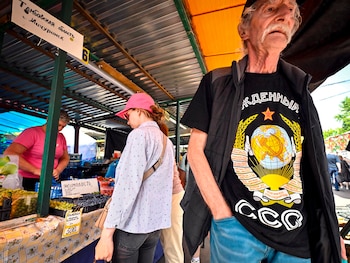Un anciano con una camiseta