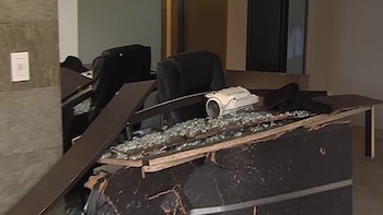 Caballito: un conductor se quedó dormido, perdió el control de su camioneta y se incrustó en un edificio