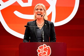 La líder del partido sueco Socialdemócratas, Magdalena Andersson, habla durante la fiesta electoral del partido el domingo 13 de septiembre de 2026 en Estocolmo (Jonas Ekströmer/TT News Agency via AP)