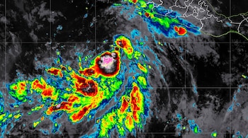 Mapa satelital infrarrojo con manchas de colores verde, rojo y amarillo que representan nubes sobre el océano Pacífico cerca de México.