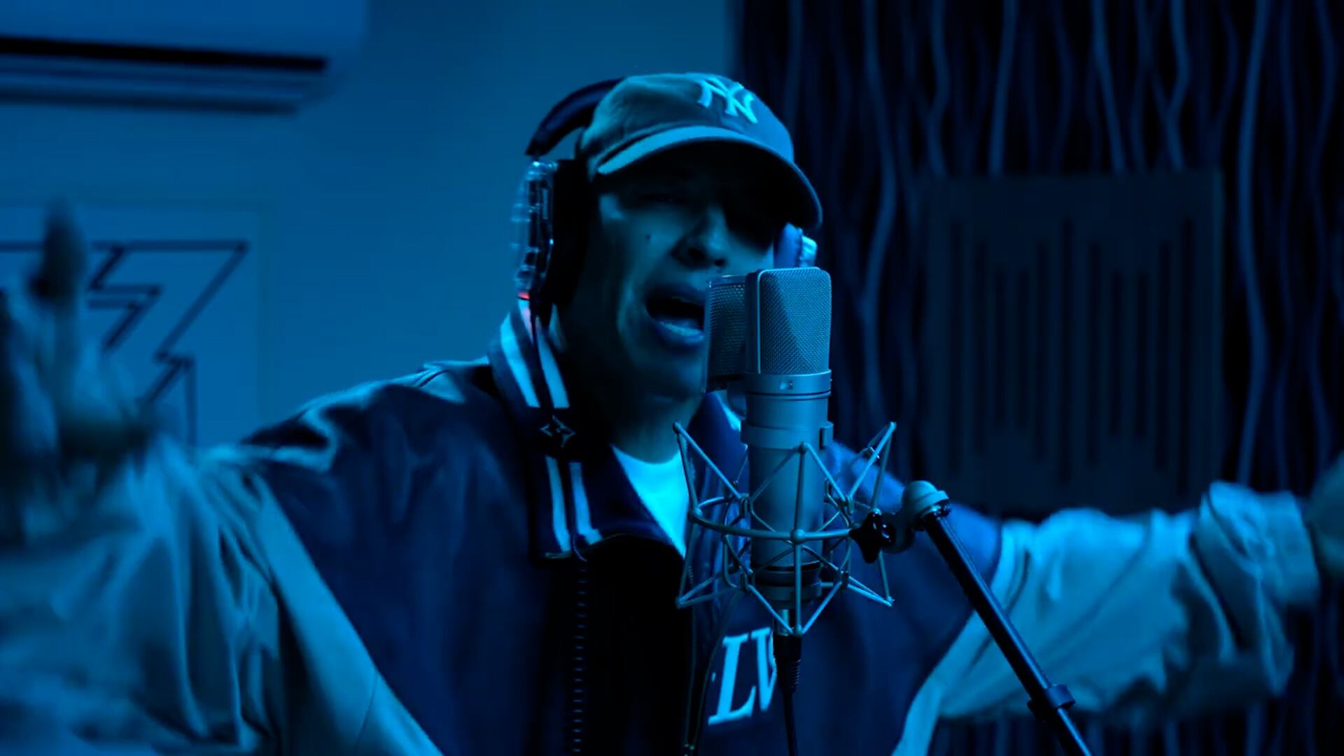Daddy Yankee incorporó referencias bíblicas y códigos de barrio en la letra, reflejando su nueva etapa espiritual y artística