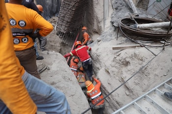 Un accidente laboral en una construcción del kilómetro 14 de la Carretera a El Salvador dejó muerto a un obrero en Guatemala.