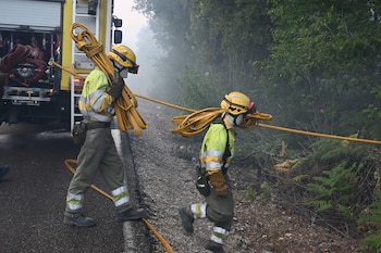 Bomberos en labores de extinción del incendio de nivel 2 que declarado en la localidad leonesa de La Utrera, a 28 de julio de 2026. (EFE/ J.Casares)
