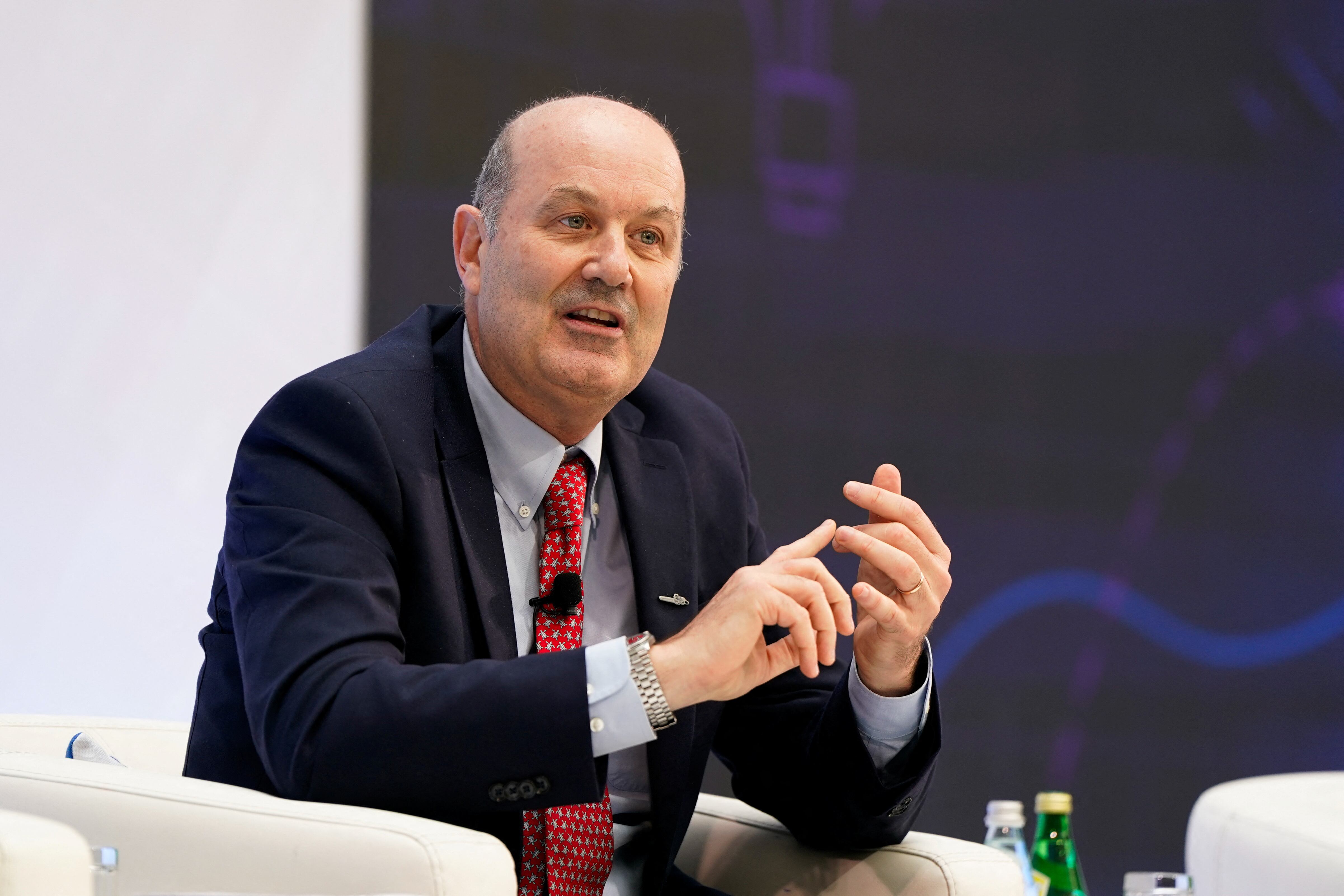 El ministro desmintió que exista un proyecto que amplíe la jornada laboral