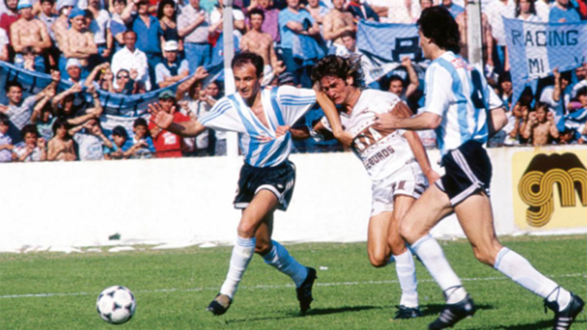 Con la camiseta de Racing enfrentando a Platense, el equipo que lo vio nacer (Foto El Gráfico)