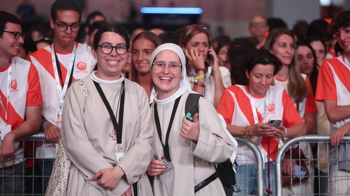 León XIV, aclamado por 12.000 voluntarios a su llegada a Ifema para su último acto en Madrid