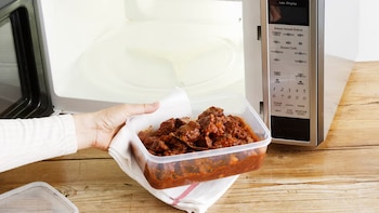 Calentar comida en recipientes de