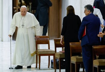 El Papa Francisco llega para