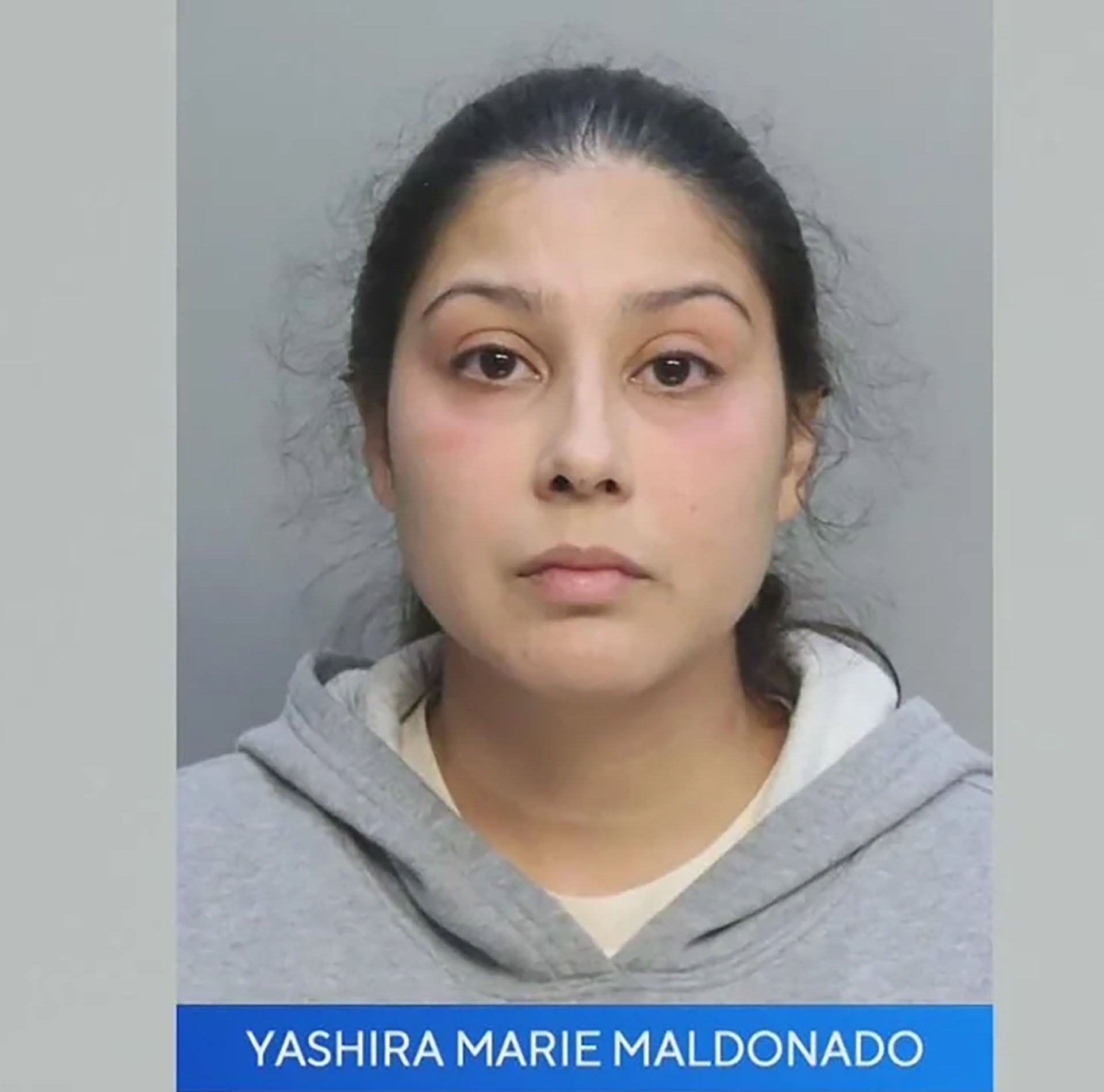 Una madre del sur de Florida fue acusada de encadenar a su hija de 13 años a una cerca en Hialeah bajo el sol y sin comida ni agua