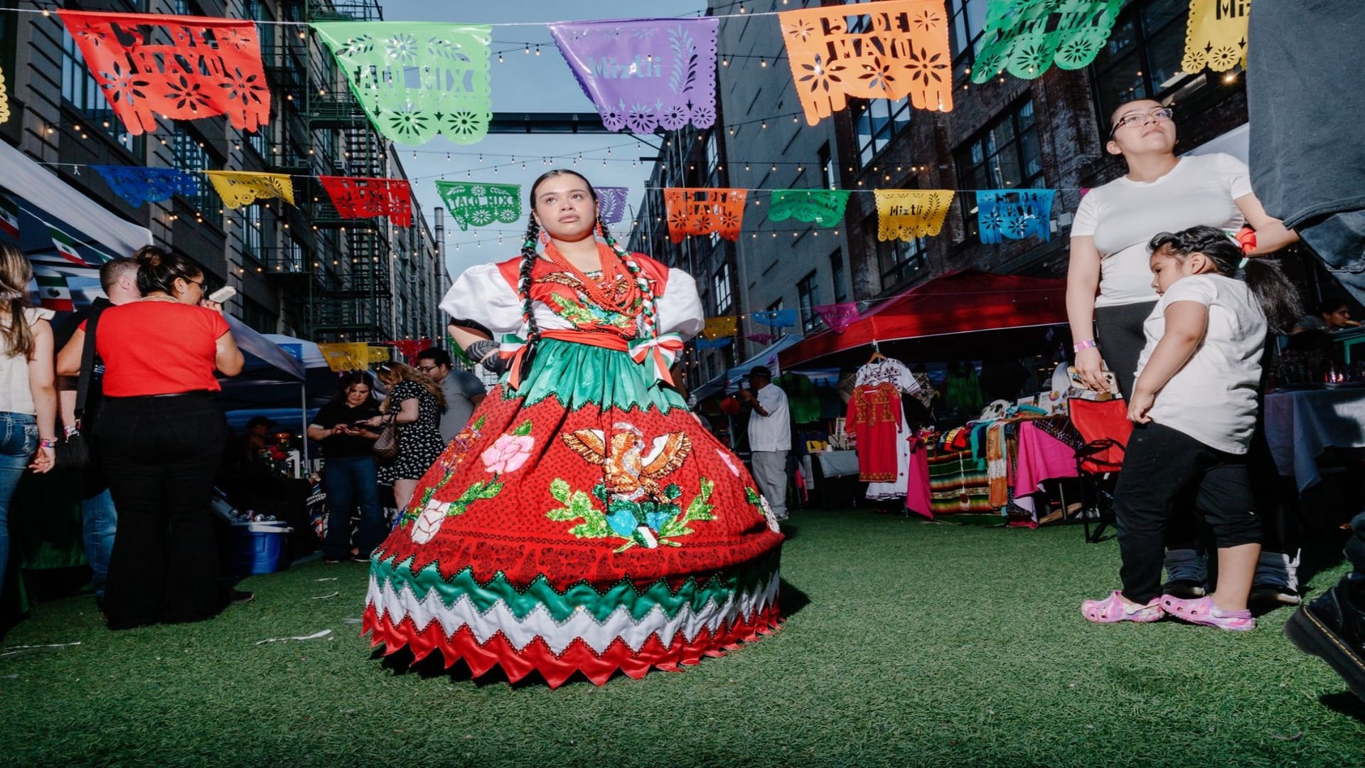 Con los proyectos Las Primas y Colores Rotos, la fotógrafa mexicana explora cómo las tradiciones, los recuerdos y la identidad se transforman cuando las comunidades migran