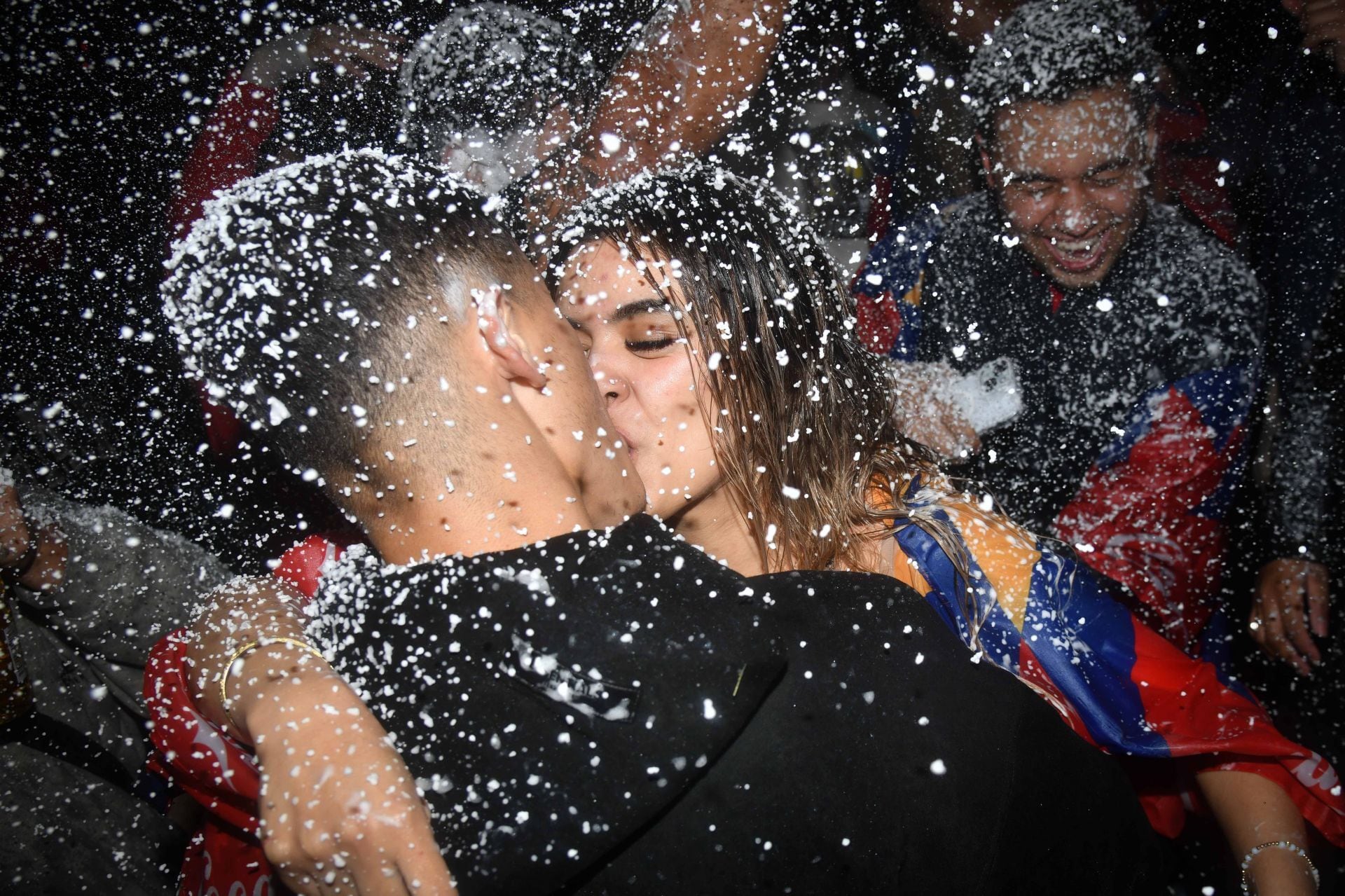 CIUDAD DE MÉXICO, 17JUNIO2026.- Aficionados de la Selección Colombiana celebran en el Ángel de la Independencia el triunfo de 3 a 1 ante la selección de Uzbekistán en la Copa del Mundo 2026.FOTO: MARIO JASSO/CUARTOSCURO.COM