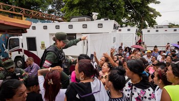 Más de 100 mujeres exigen información de reos tras intervención a cárcel venezolana