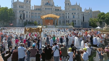 León XIV preside la procesión del Corpus Christi en Madrid portando la custodia y bajo palio
