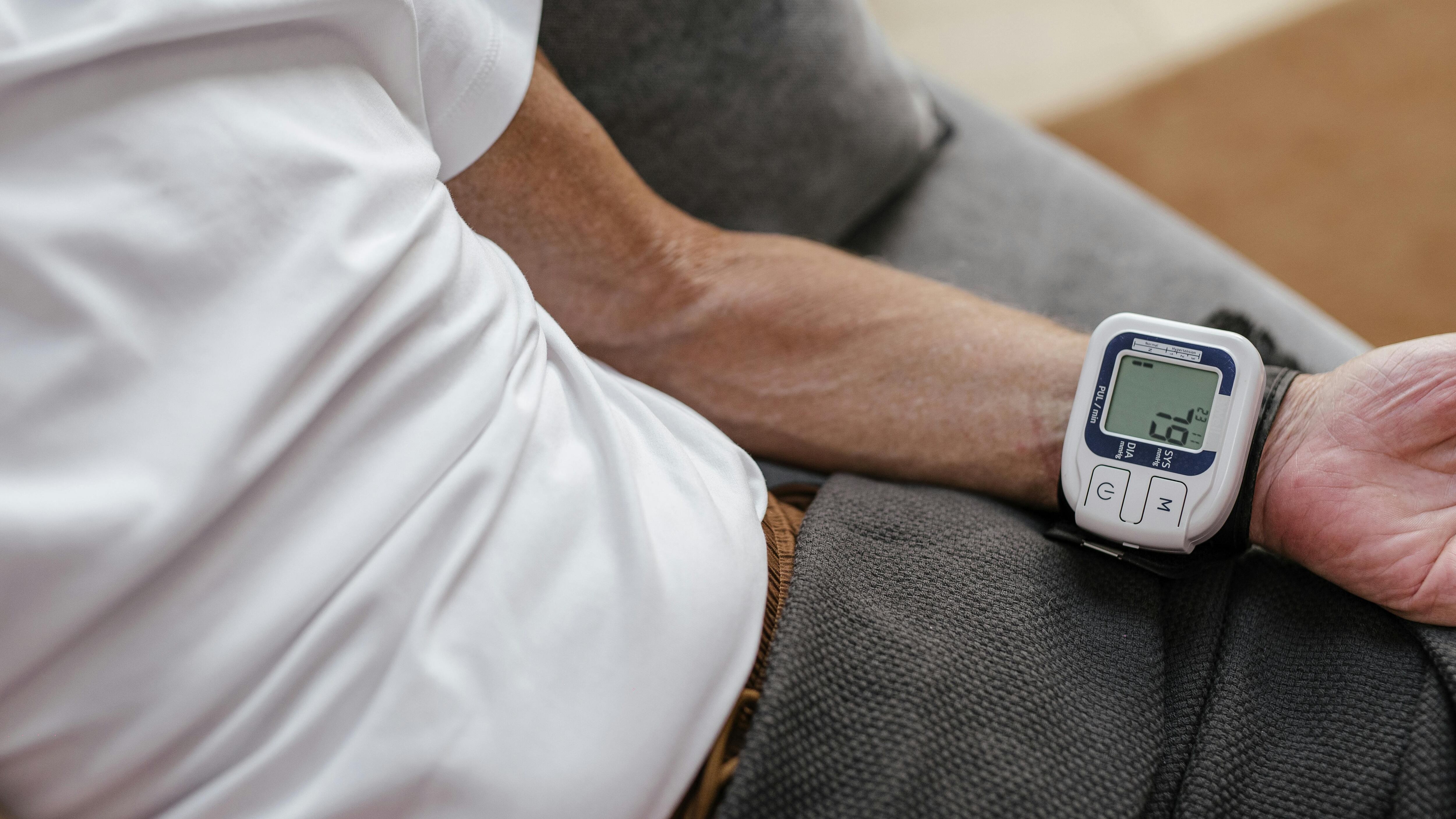 La fluctuación de la presión sanguínea podría convertirse en un nuevo objetivo terapéutico para prevenir demencia (Pexels)