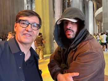 Salvador Illa y Bad Bunny en la Sagrada Familia (INSTAGRAM).