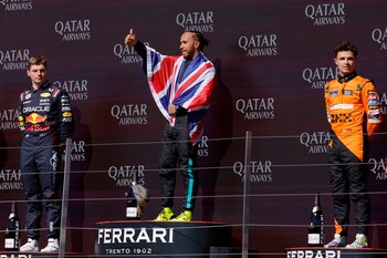 Lewis Hamilton saluda a su público. El podio lo completaron Max Verstappen y Lando Norris (REUTERS/Andrew Couldridge)
