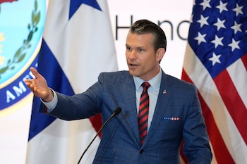 El secretario de Guerra estadounidense se reunirá con José Raúl Mulino y observará los ejercicios PANAMAX 2026. Su segunda visita ocurre en un escenario distinto al de abril de 2025, marcado entonces por la controversia desatada por Donald Trump sobre el Canal. (Foto AP/Matías Delacroix)