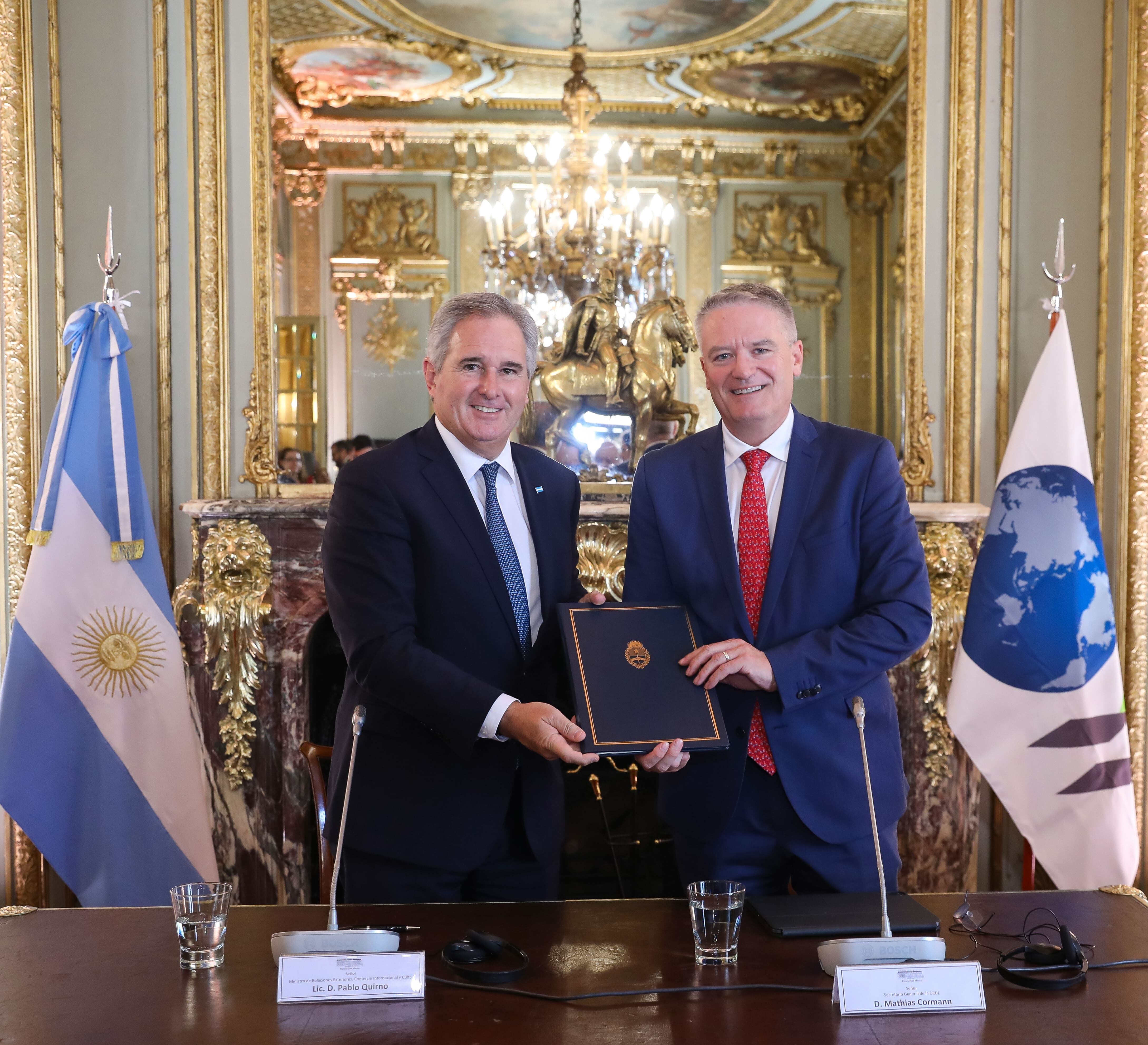 El canciller Pablo Quirno encabezó la ceremonia en el Palacio San Martín junto al secretario general de la OCDE, Mathias Cormann.