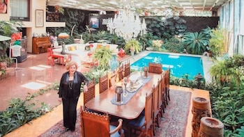 Diseño, secretos y lujo: así es por dentro la emblemática mansión de Silvia Pinal que será puesta a la venta