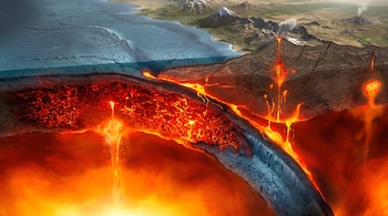 Corte transversal de la Tierra con océano, una placa oceánica subduciendo bajo una continental, magma incandescente, y volcanes en erupción en la superficie.