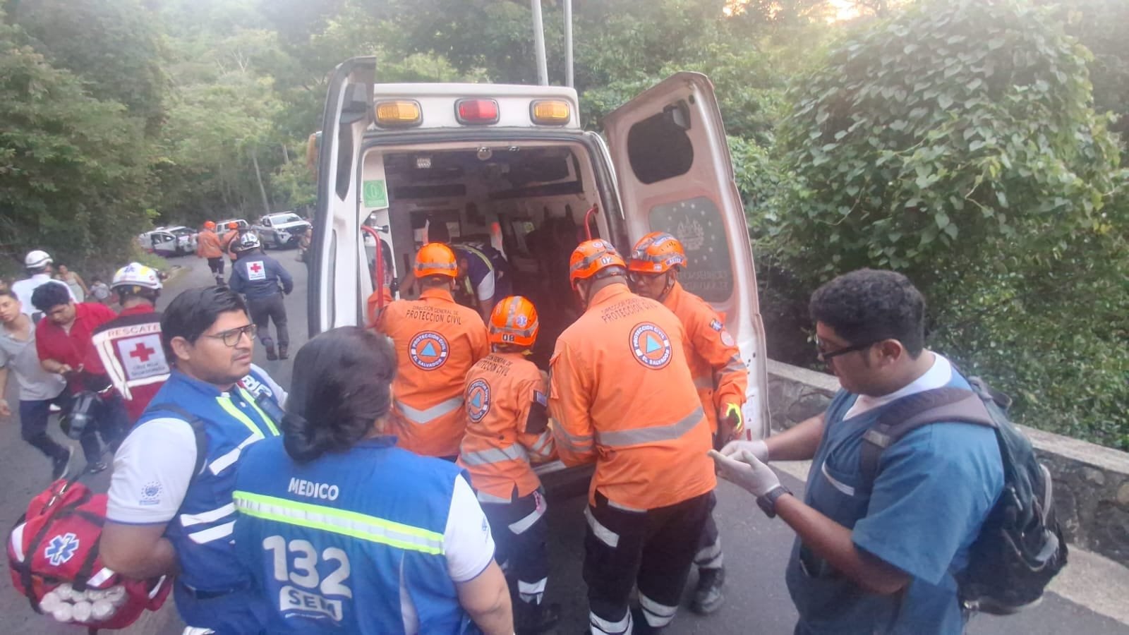 Los heridos fueron estabilizados en el lugar y trasladados en ambulancias a centros asistenciales. (Cortesía: Protección Civil de El Salvador)
