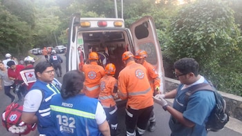 Los heridos fueron estabilizados en el lugar y trasladados en ambulancias a centros asistenciales. (Cortesía: Protección Civil de El Salvador)