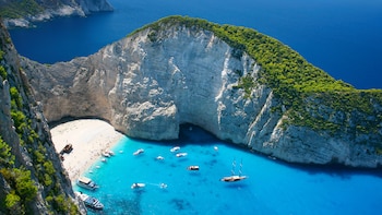 Las cristalinas aguas griegas resultan irresistibles para el turismo internacional (Shutterstock)