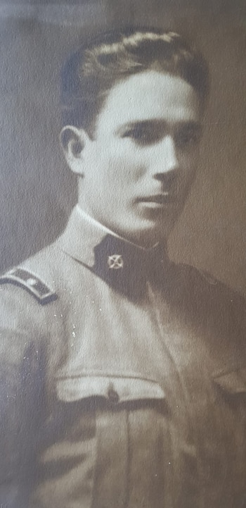 El joven teniente, que repartía