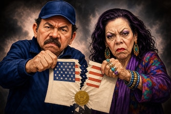 Daniel Ortega y Rosario Murillo sostienen y rompen por la mitad un documento impreso con la bandera y el sello dorado de Estados Unidos.