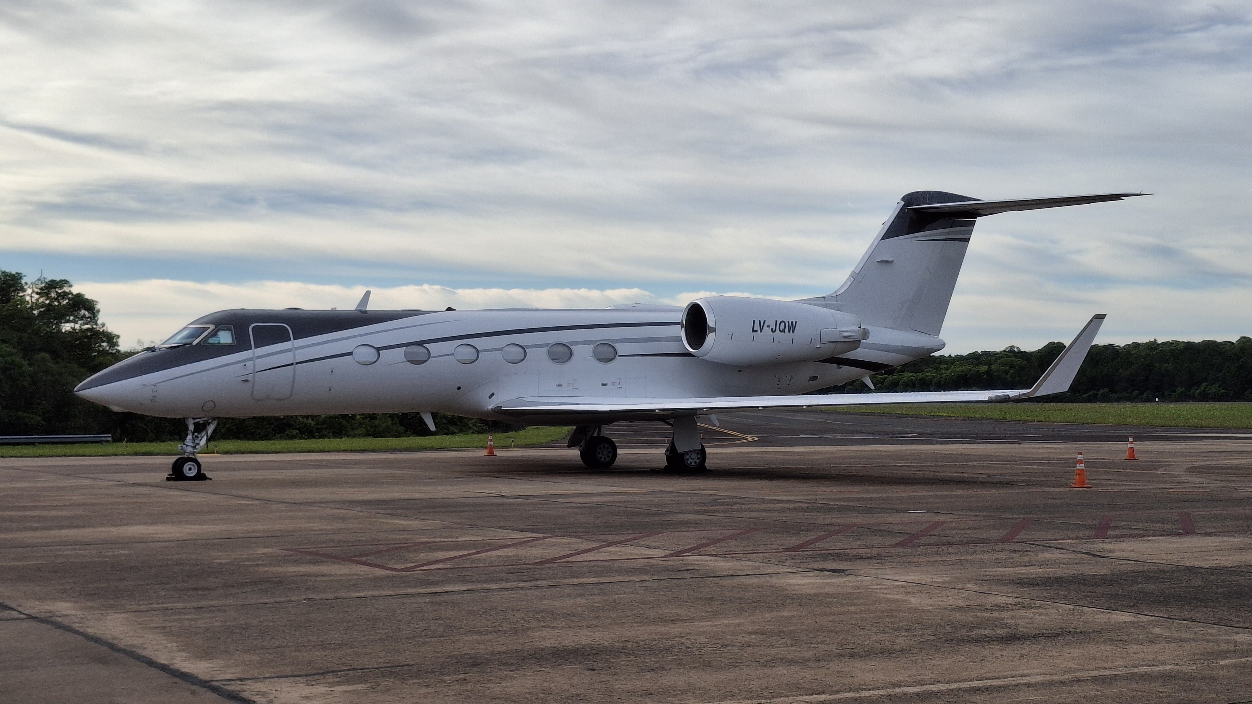 El avión del misterio: se encuentra en el aeropuerto de Puerto Iguazú, luego de llegar procedente de Aeroparque