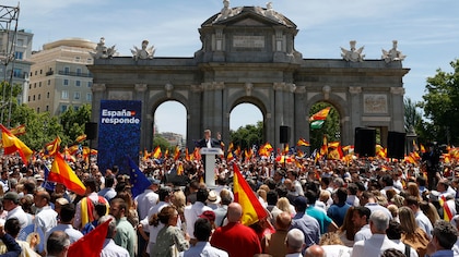 Miles de personas acuden a la Puerta de Alcalá en contra de Pedro Sánchez y la amnistía, la “ley más nefasta de la democracia”