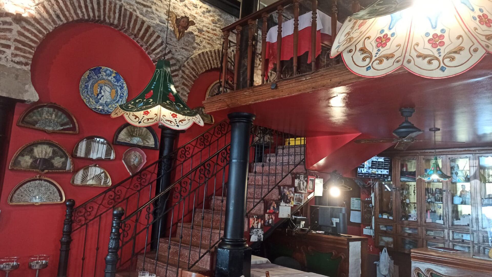 El restaurante español funciona en la esquina de Venezuela y San José desde 1982. Ricardo Yahbes comenzó a producir el pan dulce con la receta de su madre, de raíces calabresas, en 1985, hace 40 años