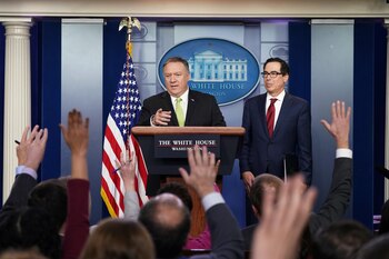 Mike Pompeo y Steven Mnuchin responden preguntas de los periodistas (REUTERS/Kevin Lamarque)