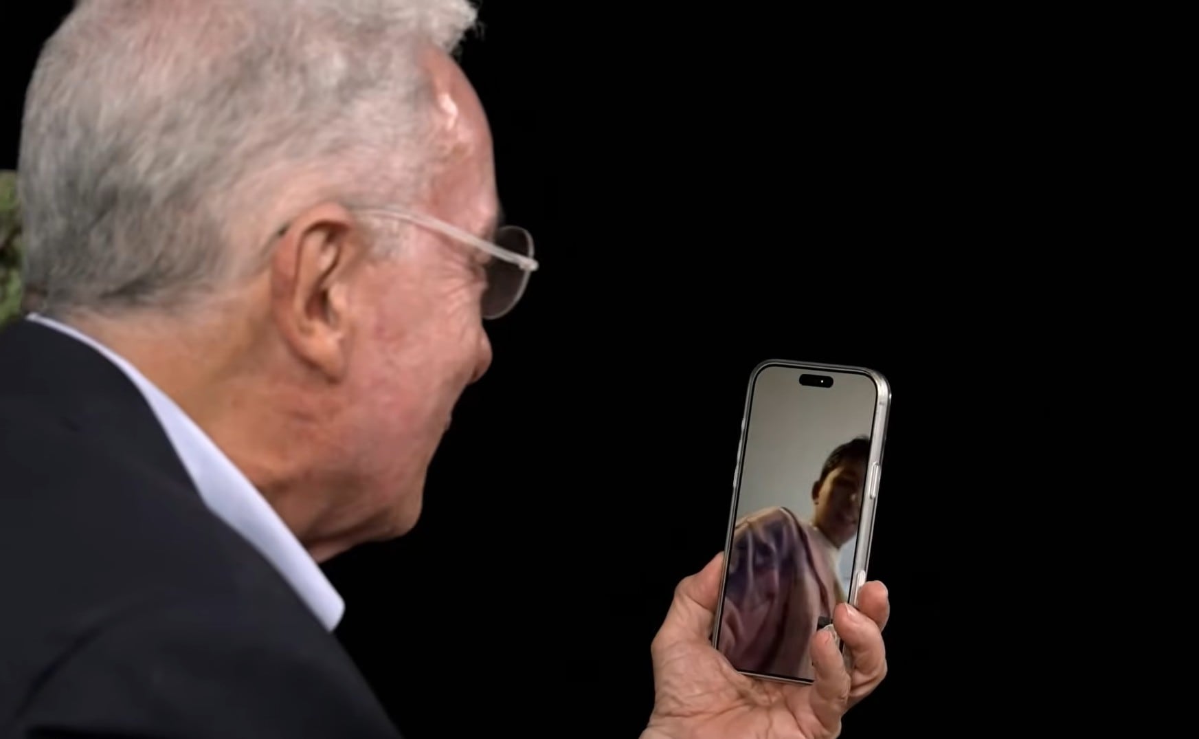 Entre risas, el expresidente Álvaro Uribe evitó elegir entre Falcao y James Rodríguez ante la pregunta de Chanty, amigo de Westcol - crédito Westcol