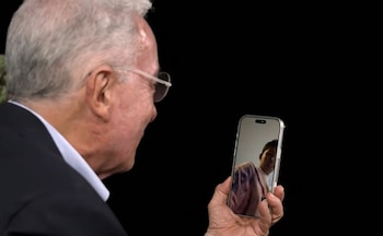 Entre risas, el expresidente Álvaro Uribe evitó elegir entre Falcao y James Rodríguez ante la pregunta de Chanty, amigo de Westcol - crédito Westcol