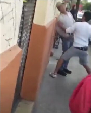 Uno de los jóvenes golpeó