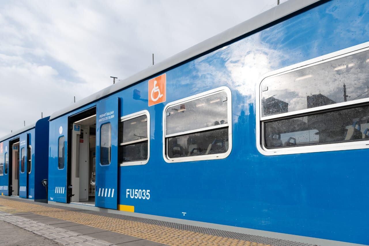 La puesta en valor del tren de la línea San Martín sumó reparación de ventanas y piso, recambio de asientos, iluminación LED y pintura integral.