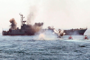 Estados Unidos inició el bloqueo total de los puertos iraníes en el estrecho de Ormuz (EFE)