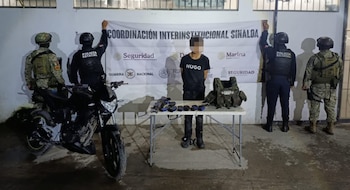 Los elementos de seguridad localizaron un fusil calibre 7.62x39 milímetros tipo AK-47, siete cargadores abastecidos, 219 cartuchos útiles, un chaleco táctico con placas balísticas y una motocicleta. (Crédito: X | @sspsinaloa1)