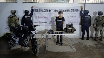 Detienen a hombre armado en Escuinapa, Sinaloa, con fusil AK-47, municiones y equipo táctico