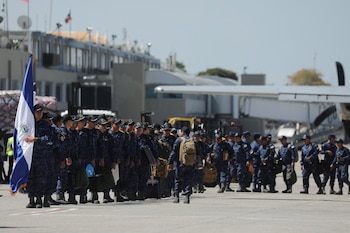 Miembros de un contingente militar salvadoreño hacen fila tras llegar para reforzar una misión de mantenimiento de la paz para combatir la violencia en Haití, en el Aeropuerto Internacional Toussaint Louverture, en Puerto Príncipe, Haití, el 4 de febrero de 2025. REUTERS/Ralph Tedy Erol