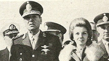 Perón, junto a Isabel, en