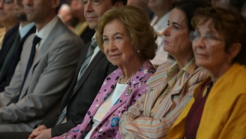 La reina Sofía conquista Nueva Orleans con sus estampados: blazer de flores por la mañana y pantalones barrocos por la tarde