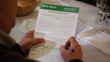 La Policía Nacional avisa: un establecimiento no puede negarse a darte la hoja de reclamaciones y esto es lo que debes hacer si intenta impedirlo