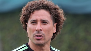 Así felicitó Memo Ochoa a Gilberto Mora por graduarse de la preparatoria tras finalizar su participación en el Mundial