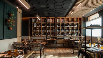 Un restaurante de barrio para comer rico y diferente en Madrid: “Cocinamos verduras ecológicas y de temporada, así no me aburro yo ni los clientes”