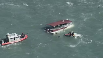 Tragedia en Alcatraz: Rendían homenaje a un familiar, el barco se hundió, hay un muerto y buscan a 3 desaparecidos